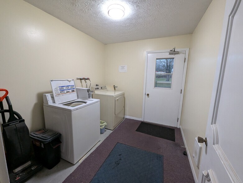 Coin laundry facility - 237 Summit St N