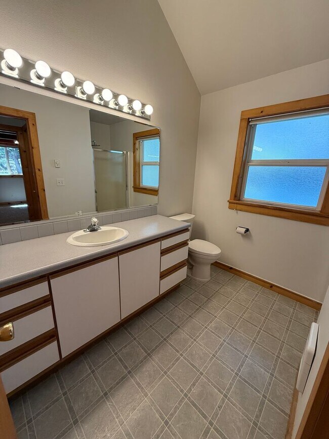 Building Photo - Unique 2 Bed/2 Bath Craftsman on Bend's We...