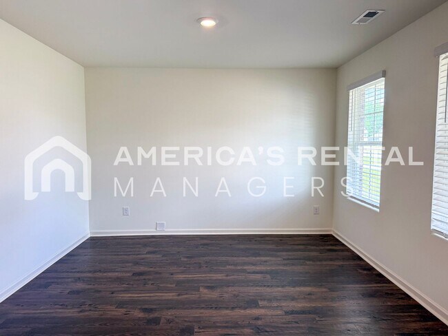Building Photo - Move-in Special! Beautiful 5 Bed, 2 Bath h...