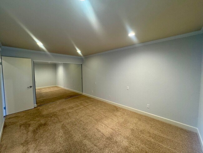 Building Photo - Gorgeous Lower End Unit with Inside Laundry Available Now!