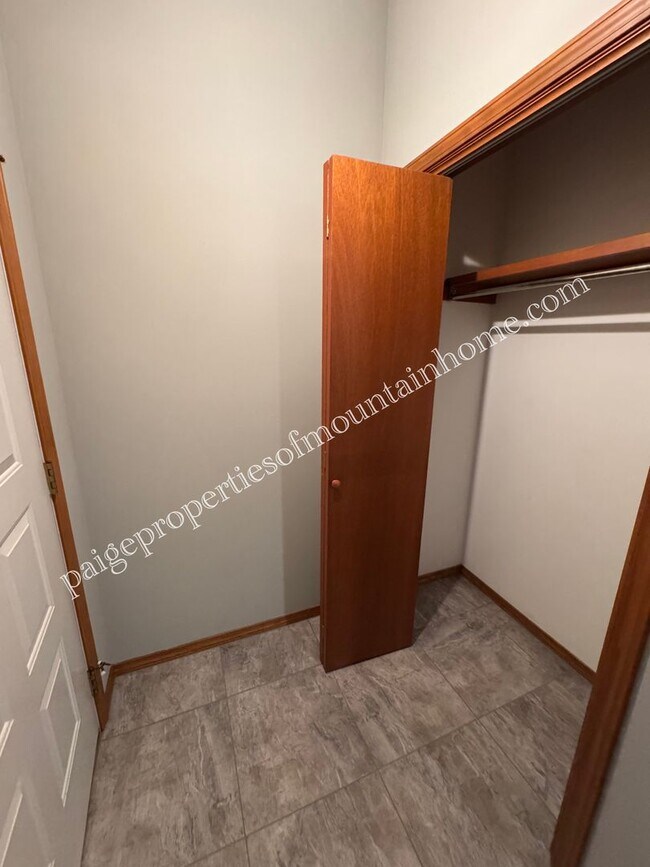 Building Photo - Spacious 1-Bedroom in Cotter Near Valley Airport – Unique Garage