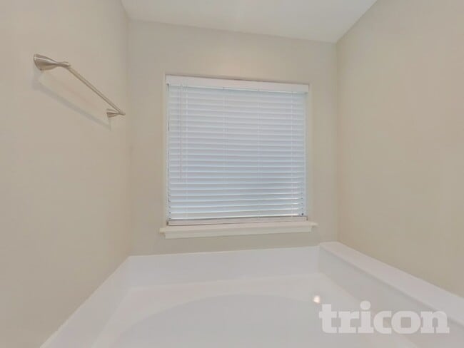 Building Photo - 729 Forest Ln Dr