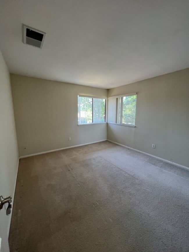 Building Photo - 3715 Tallyho Dr