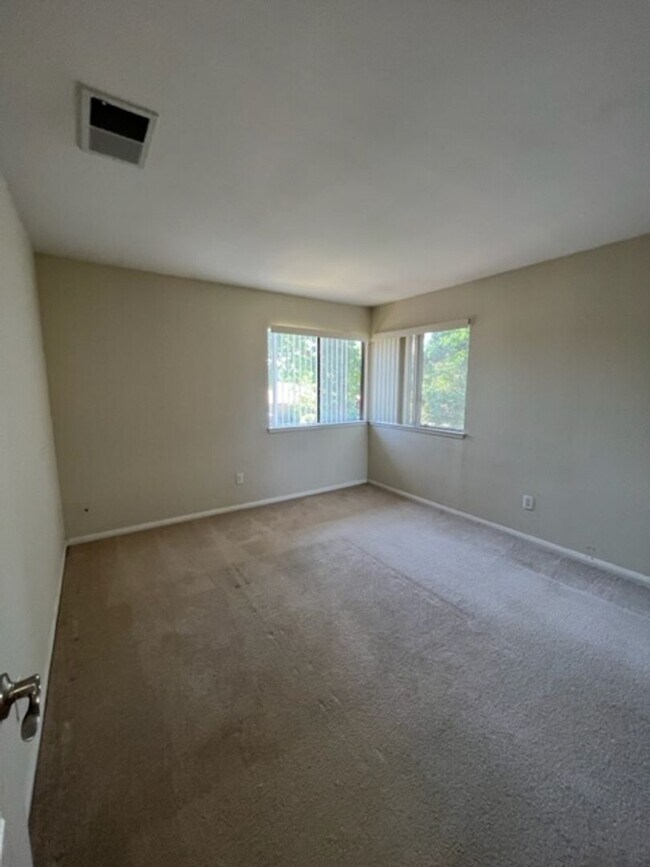 Building Photo - Nice 1 Bedroom and 1 Bathroom Condo $1,450.00