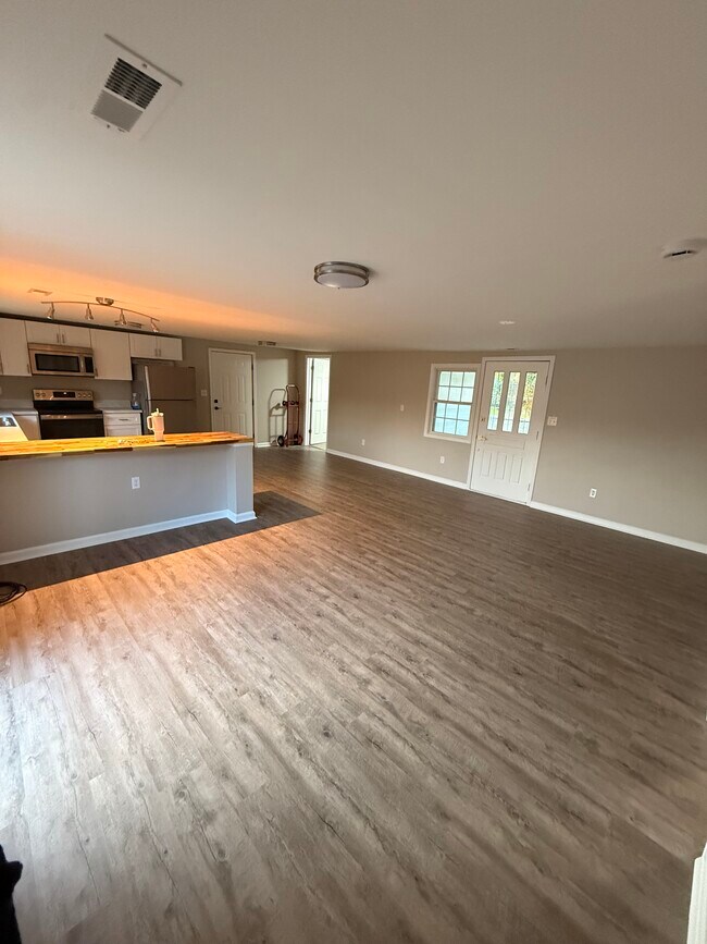 Building Photo - 121 Camellia Dr
