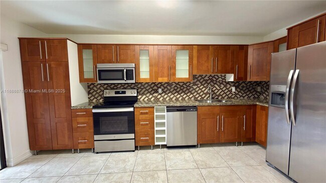 Building Photo - 501 Racquet Club Rd