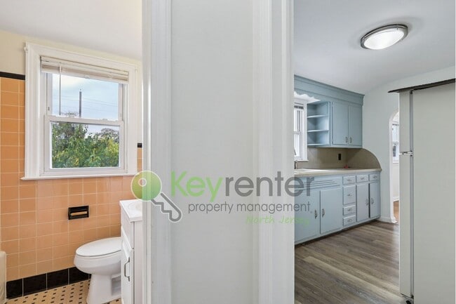 Building Photo - Spacious 1-Bedroom Apartment with Bonus Li...