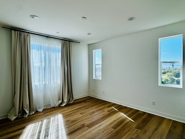 Building Photo - Gorgeous Three Bedroom Townhome For Rent in Gardena!