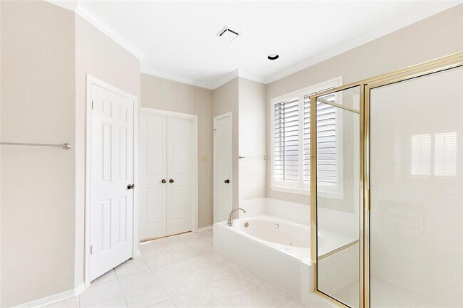 Building Photo - 3306 Redwood Lake Dr
