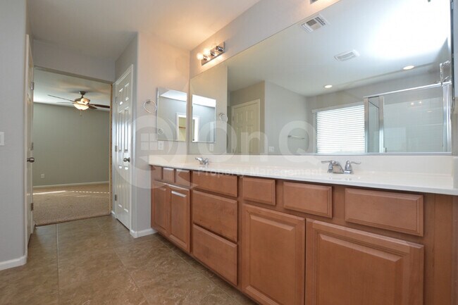 Building Photo - Layton Lakes! 2 story!