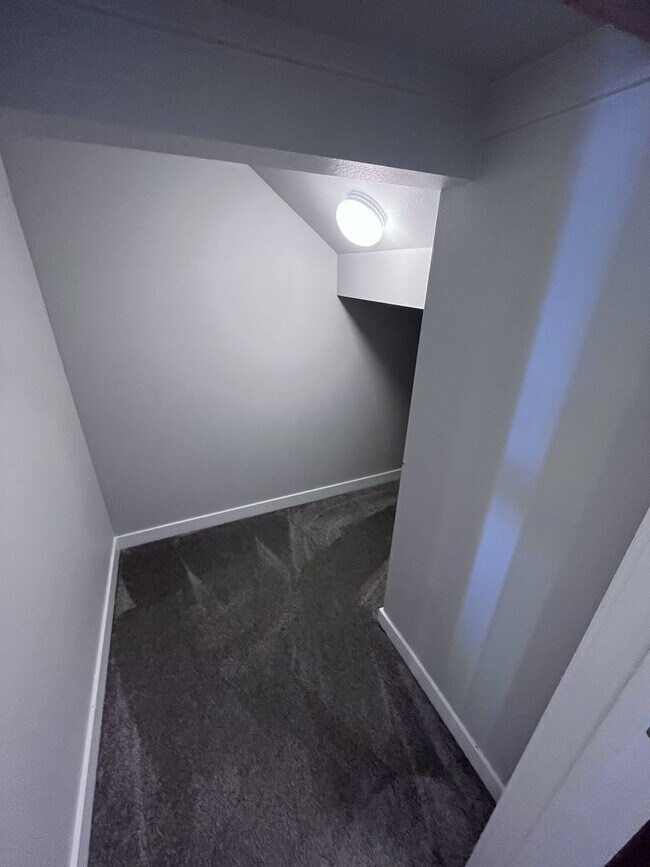Building Photo - Central Located 4 bed 2.5 bath home