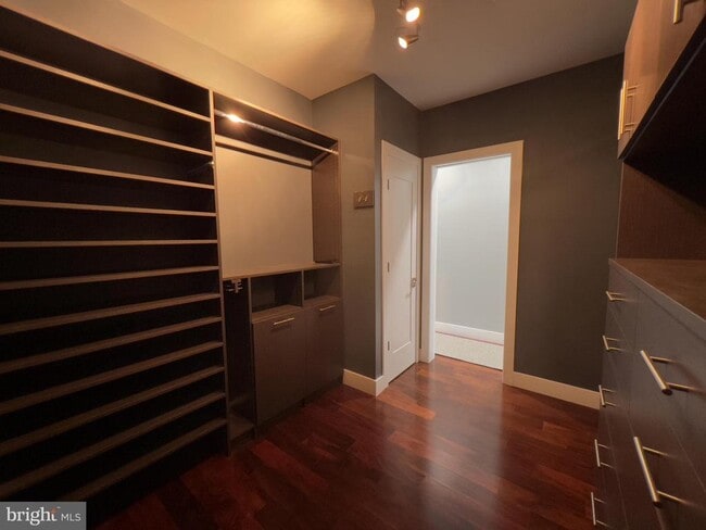 Building Photo - 423 Wallace St