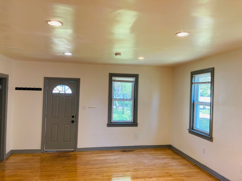 Building Photo - 1312 E Harry Ave