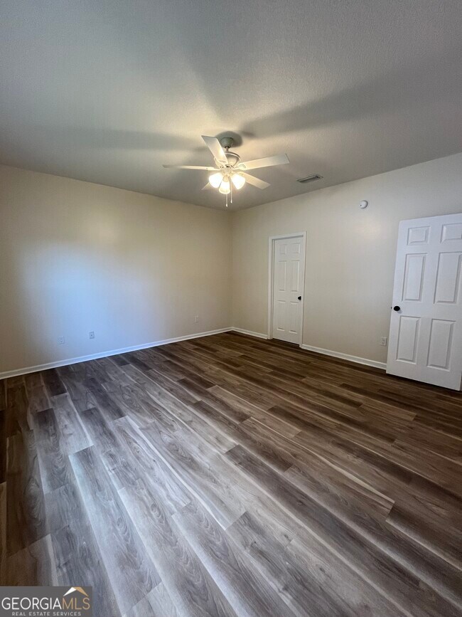 Building Photo - 206 Royal Palms Ave