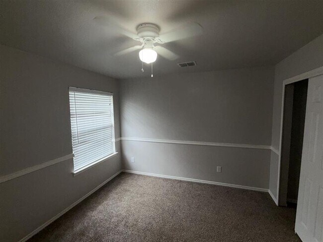 Building Photo - Large 4 bedroom / 2.5 bathroom home in Alamo Ranch