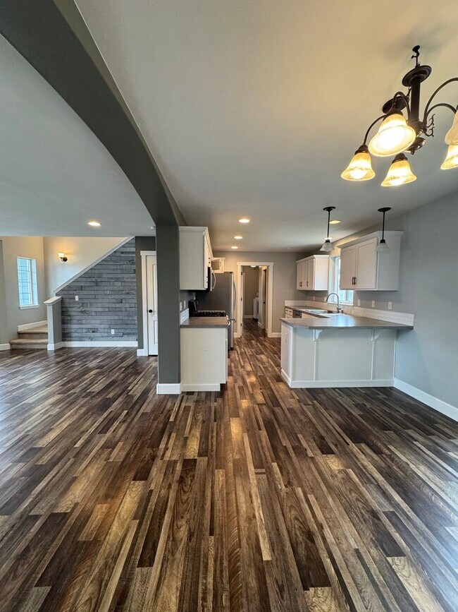Building Photo - HUGE PET FRIENDLY Rental