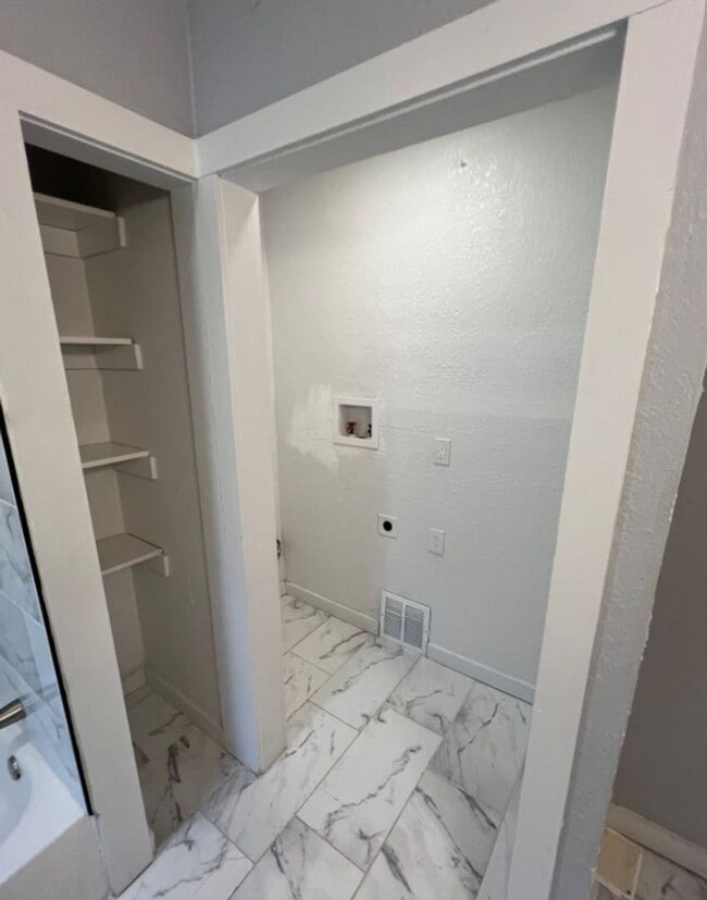 Building Photo - Spacious 5 Bedroom Bungalow in Historic No...