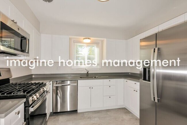 Building Photo - Stunning 3 Bedroom Ranch in Ladue Schools