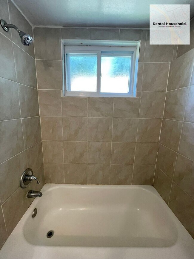 Building Photo - Stunning & Spacious 3-Bedroom Home in Warren!