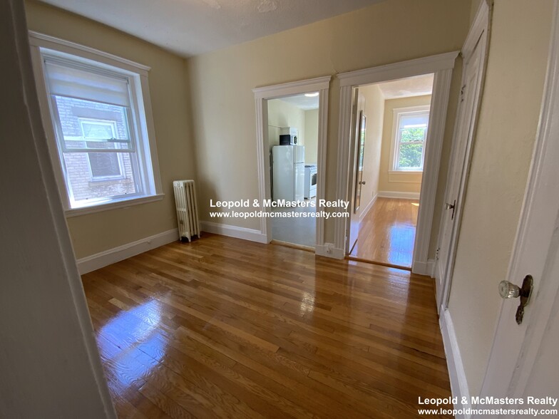Building Photo - 51 Linden St