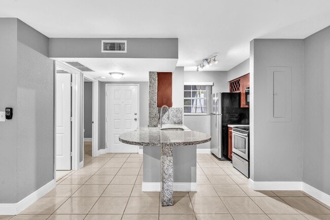 Building Photo - 2890 N Oakland Forest Dr