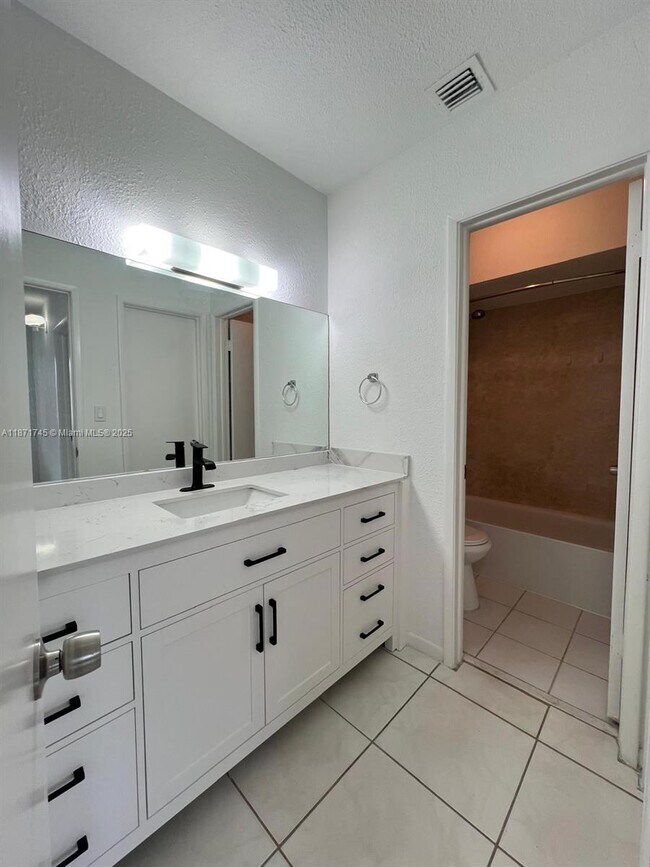 Building Photo - 526 NW 99th Ct