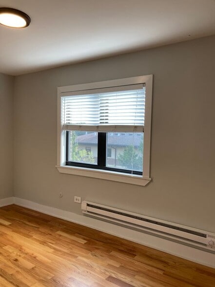Building Photo - 696 Elm Pl