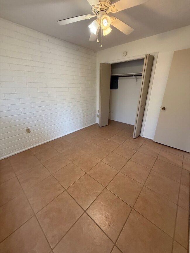 Building Photo - Town Home For Rent