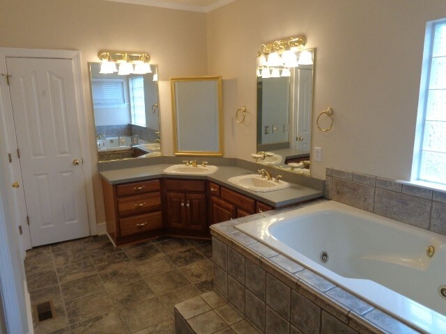 Building Photo - 639 Glenties Dr