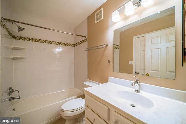 Building Photo - 702 Norfolk Ln