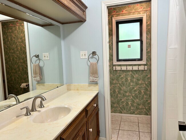 Building Photo - 3 Bedroom 2.5 Bath Home Tucked in Cul-de-sac!! Available NOW!