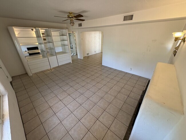 Building Photo - Central Tucson charming historic adobe home