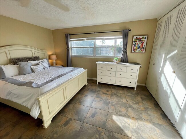 Building Photo - 5071 W Oakland Park Blvd