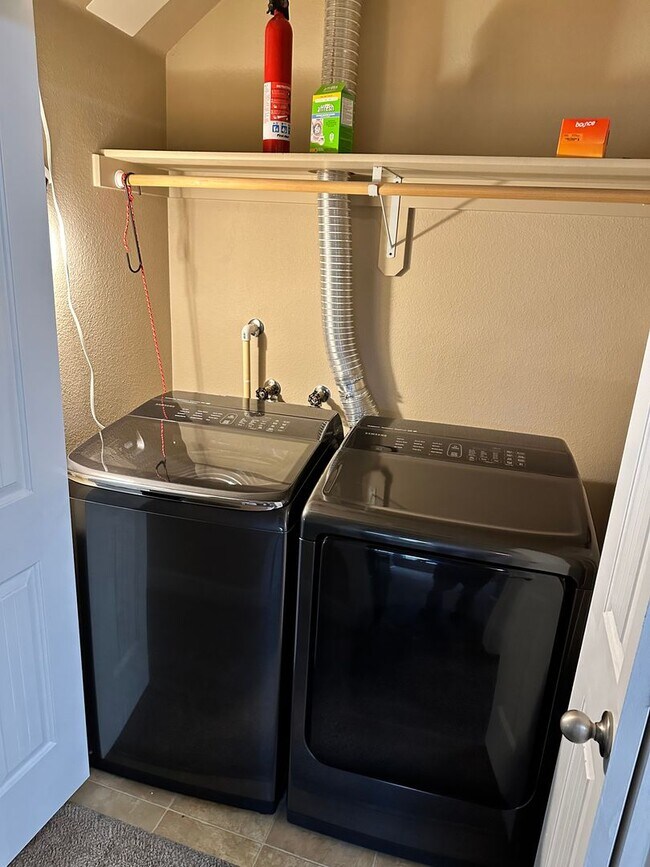 Building Photo - 3 Bedroom 2 Bath Townhome with Gas Fireplace, community pool, lots of storage