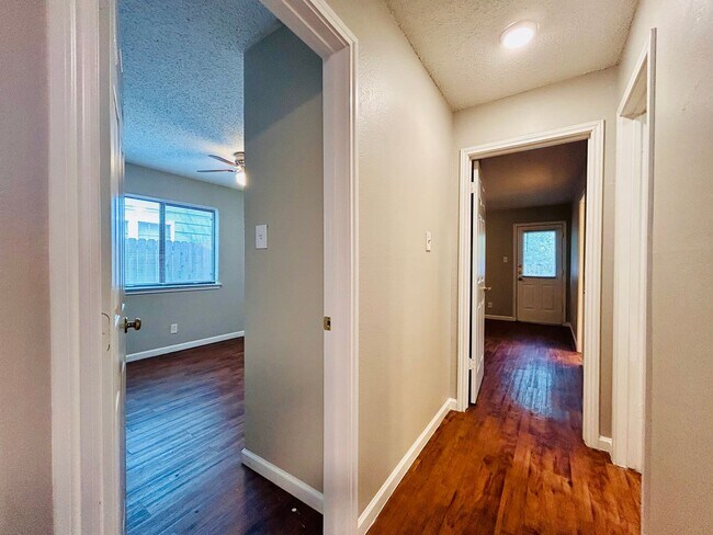 Building Photo - 9221 Kempler Dr