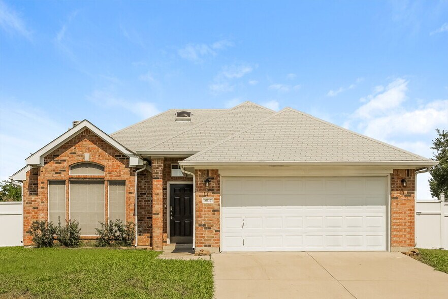 Primary Photo - 5017 Eastcreek Dr