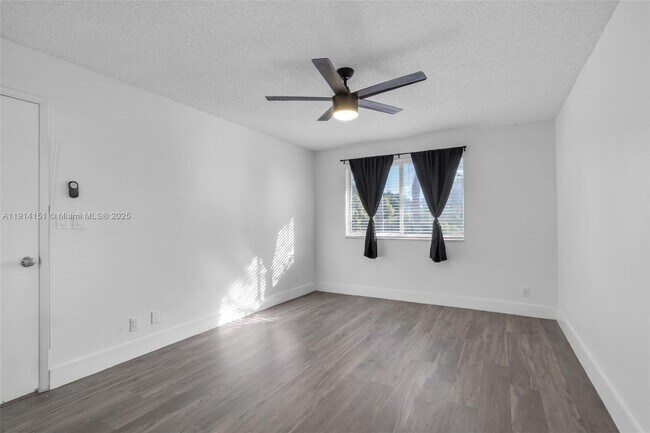 Building Photo - 3065 N Oakland Forest Dr