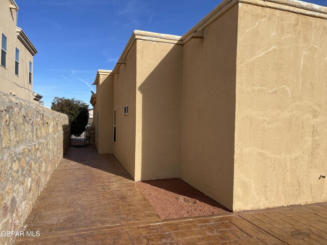 Building Photo - 11541 Porfirio Payan Dr