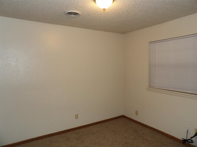 Building Photo - 1610 NW Black Mesa Dr