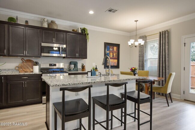 Building Photo - 301 Oak Hill Ln