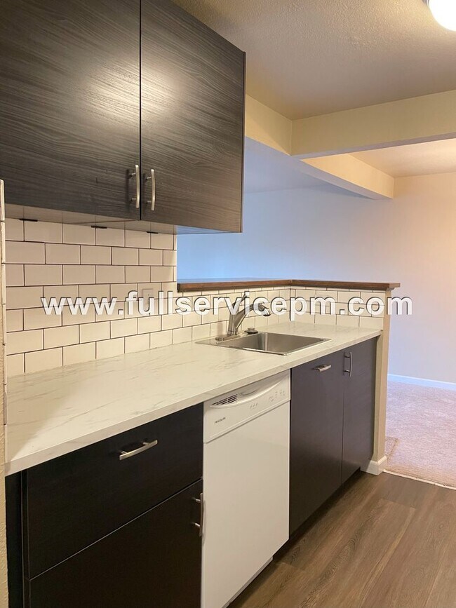 Building Photo - Great Find!!Spacious, condo w/ master
