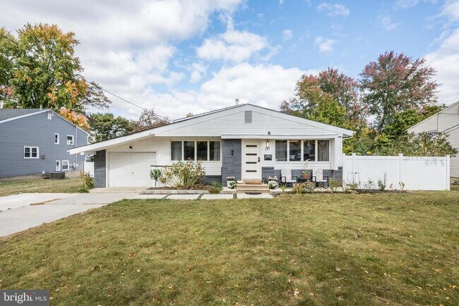 Building Photo - 325 Juniper Dr