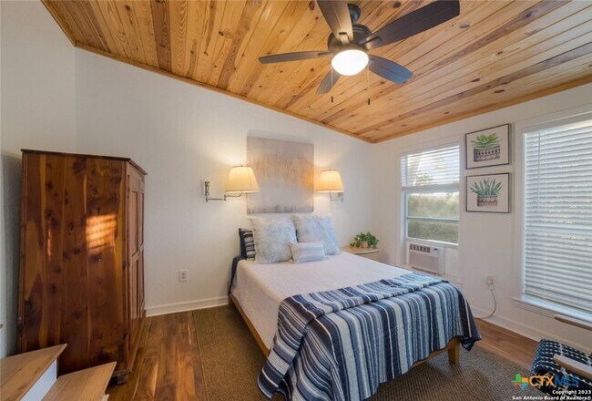 Building Photo - 693 Riviera Dr