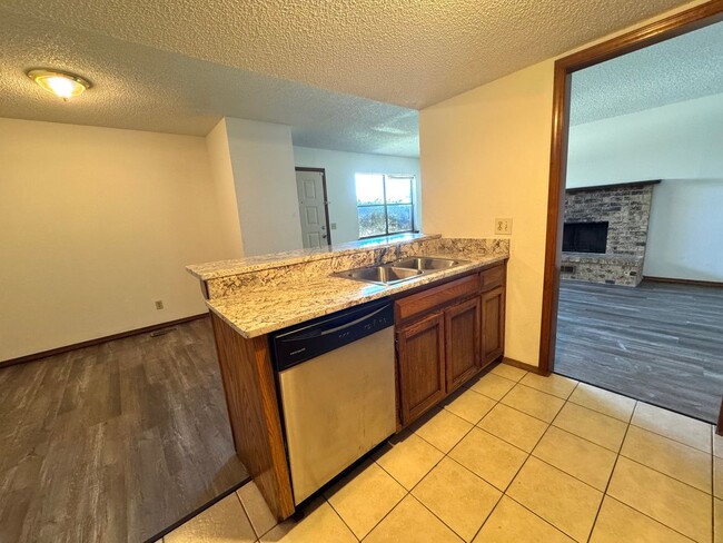 Building Photo - 3 bedroom 2 full bathroom Duplex home in B...