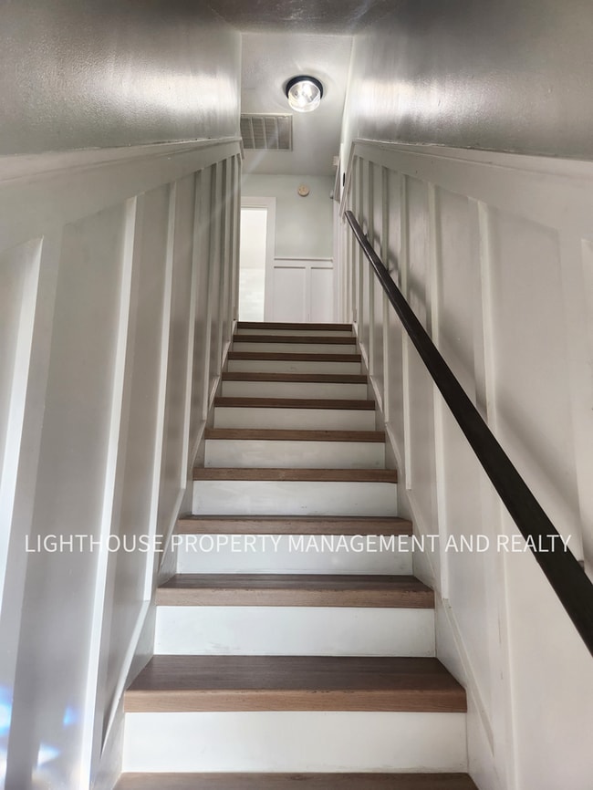 Building Photo - Beautifully Updated 3/2 One Mile from Beach!