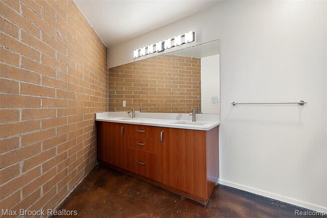 Building Photo - 333 E Parent Ave