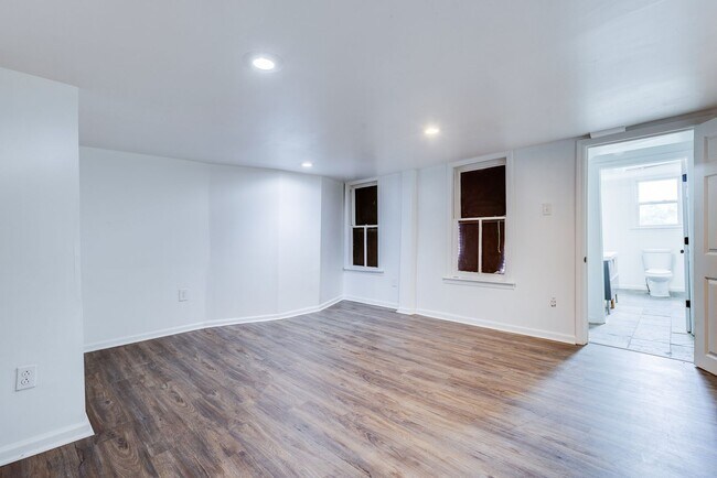 Building Photo - 955 E Warrington Ave