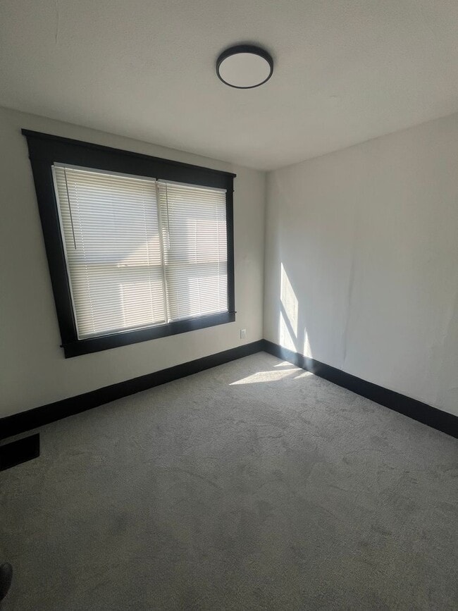 Building Photo - Gorgeous 3 bedroom fully renovated house!