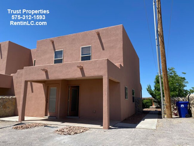 Building Photo - Spacious 3/3 in Sonoma