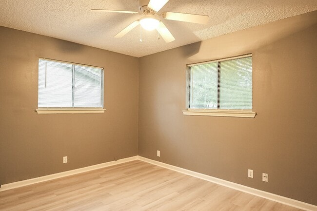 Building Photo - 209 Royal Dr